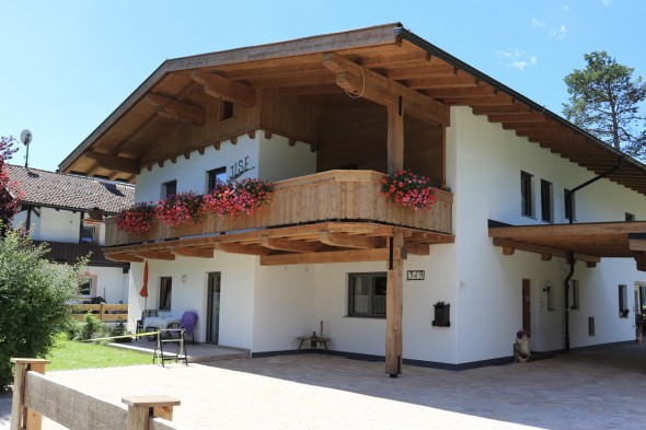 Dach, Fassade und Balkon im Landhausstil